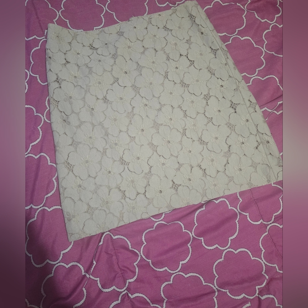 Size 12P Ann Taylor Cream Floral Lace Skirt.